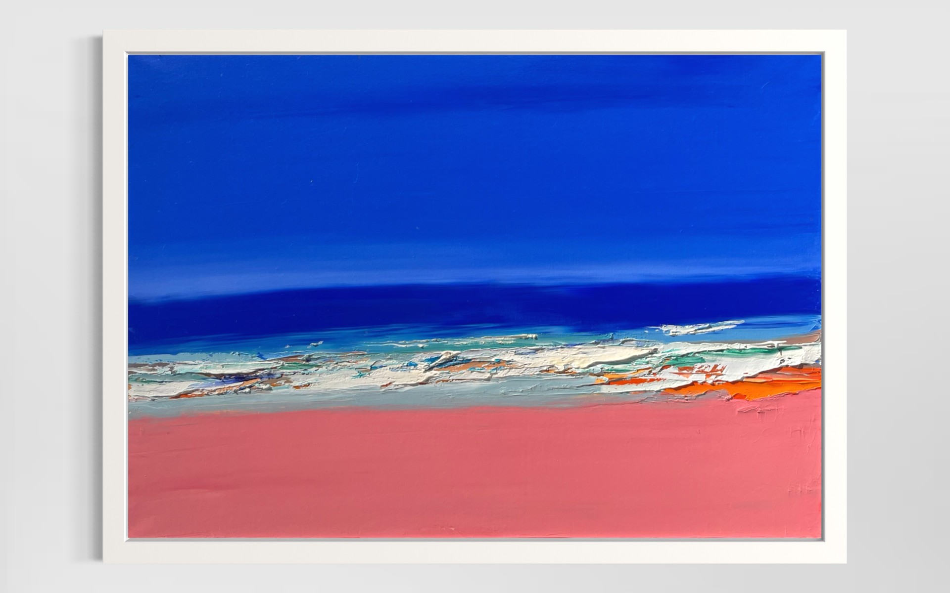 Tableau marin contemporain de Francis Eck, peinture au couteau en bleu profond et rose vif, représentant une mer caribéenne,avec son cadre blanc 